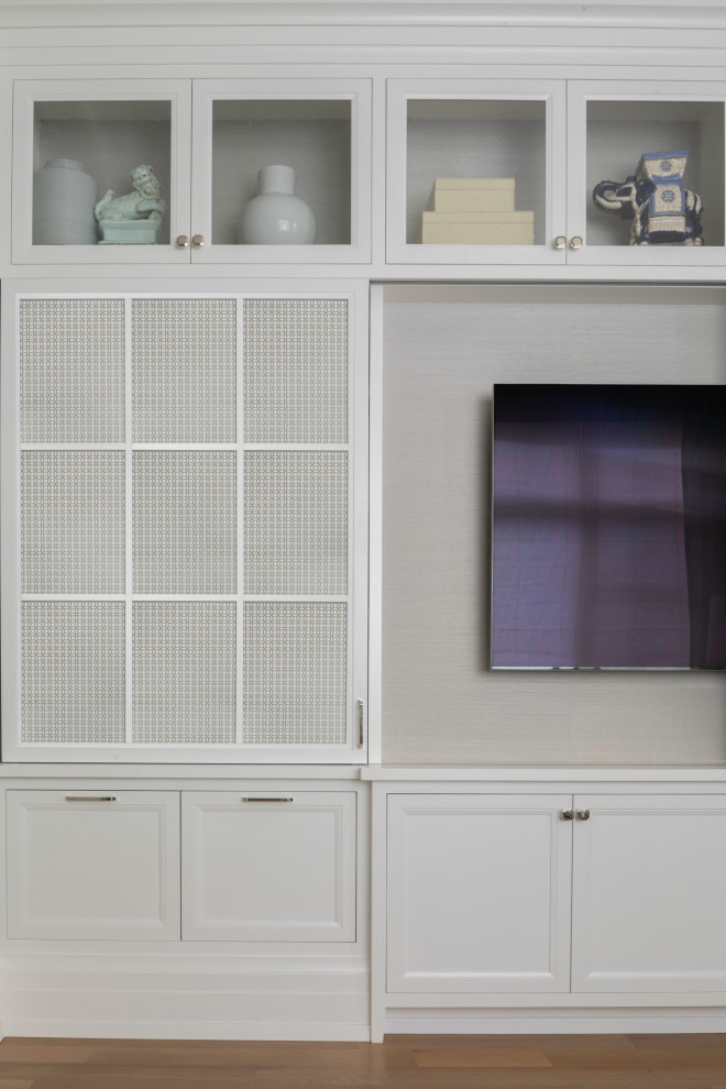 Diseño de sala de estar cerrada campestre con paredes grises, suelo de madera clara, televisor retractable, vigas vistas y suelo marrón