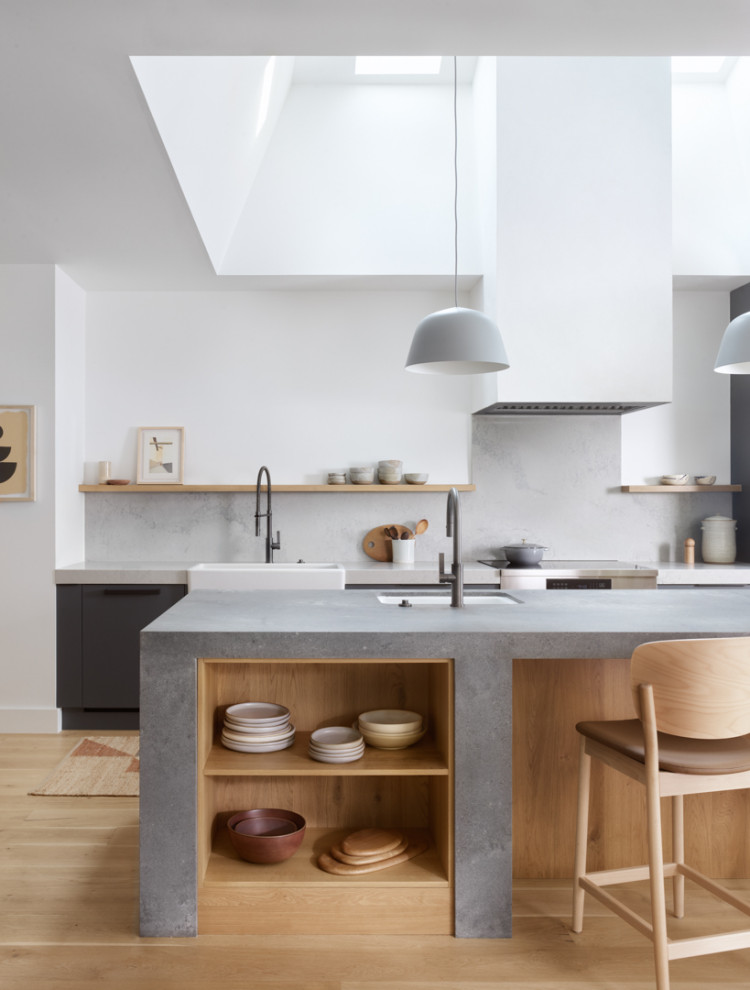 Bild på ett litet funkis kök med öppen planlösning, med en rustik diskho, bänkskiva i kvarts, integrerade vitvaror, ljust trägolv och en köksö