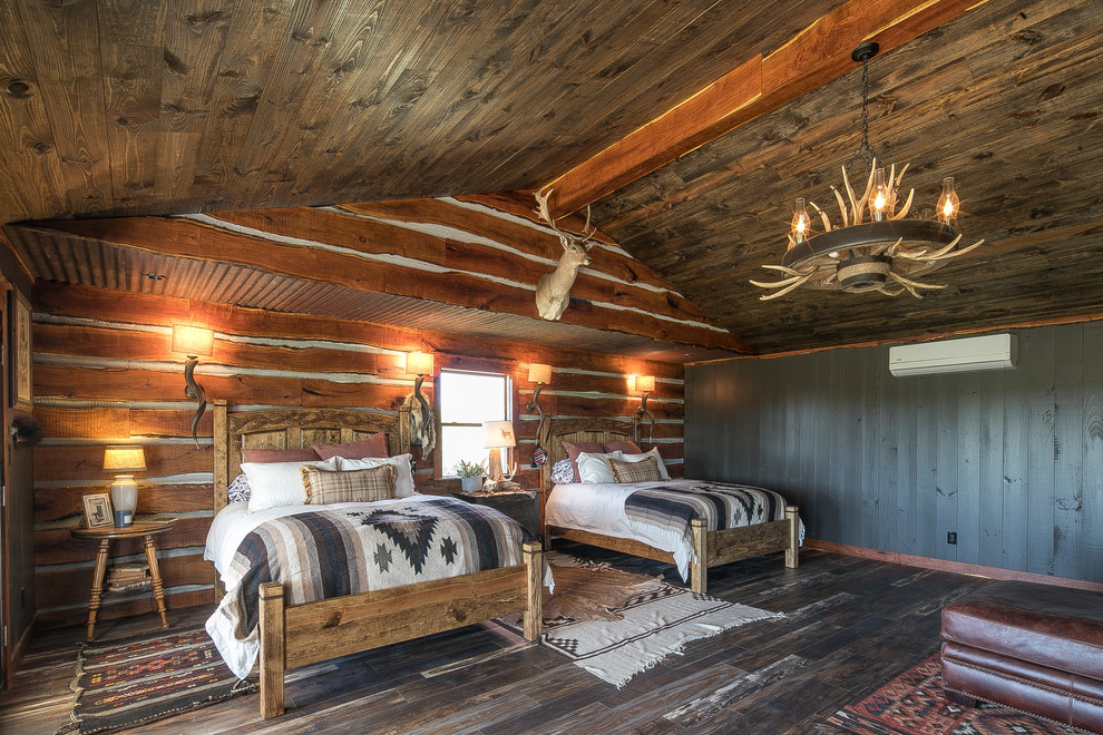 Example of a mountain style home design design in Austin