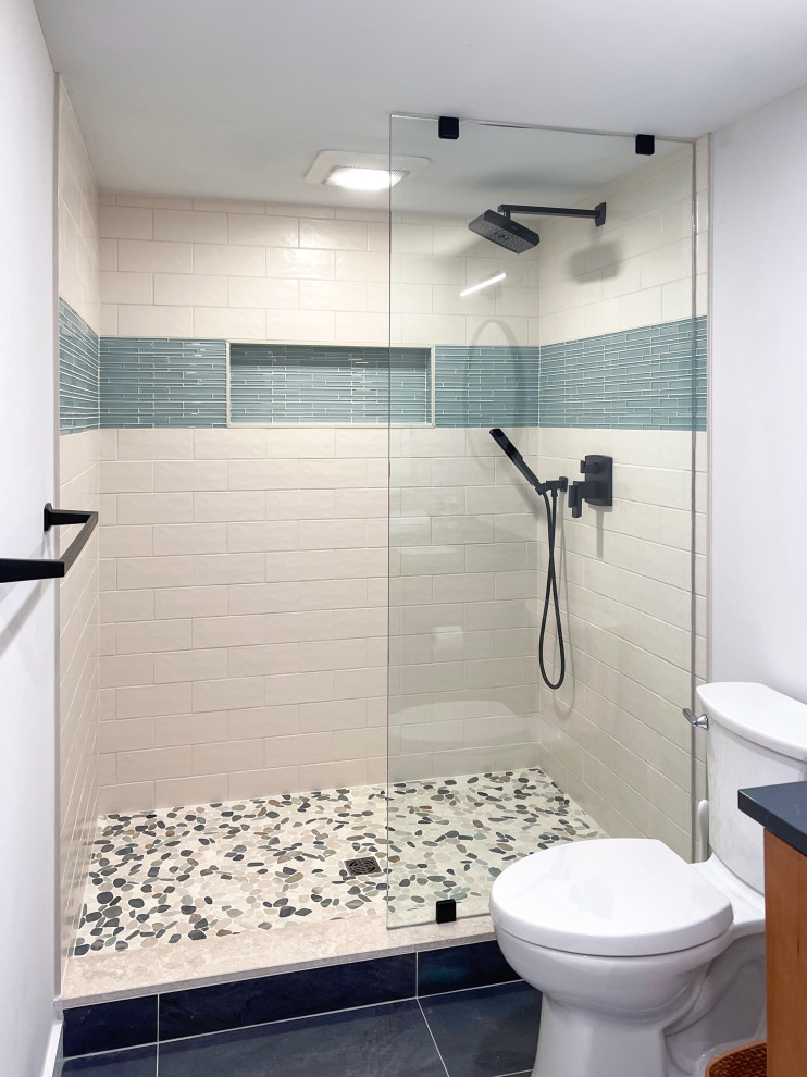 Esempio di una stanza da bagno moderna di medie dimensioni con mobile bagno incassato