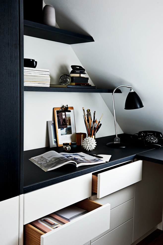 Design ideas for a contemporary home office in Hamburg.