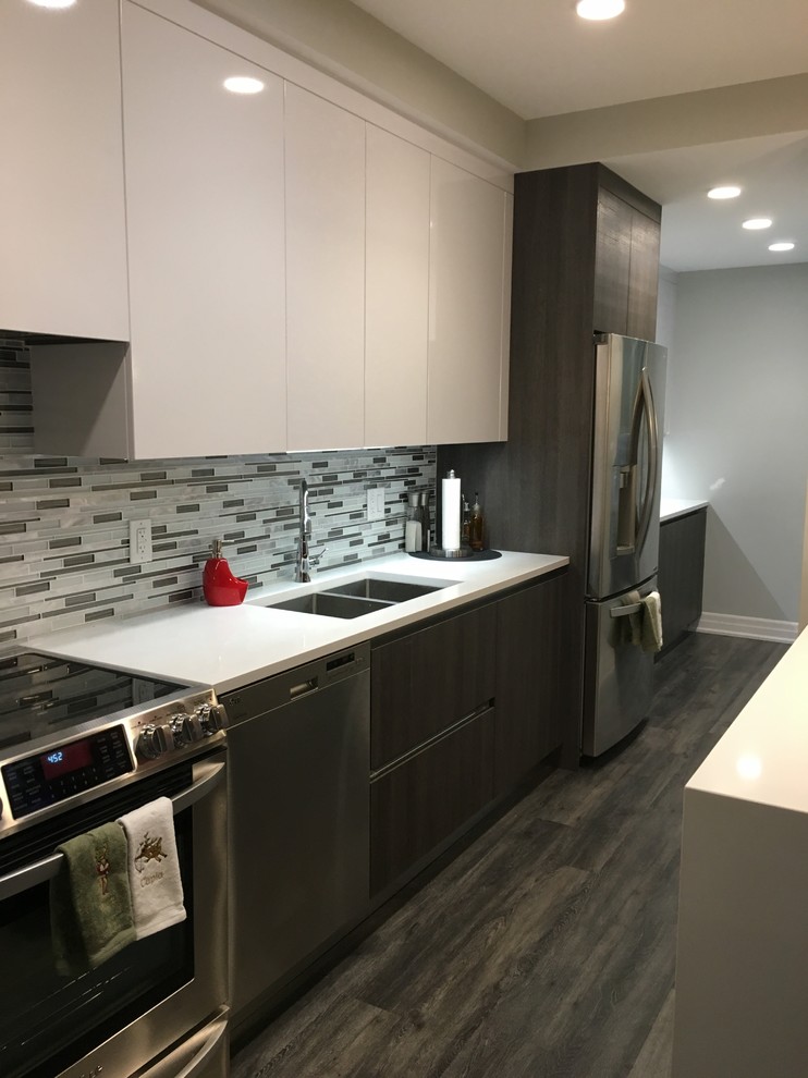 Example of a mid-sized transitional dark wood floor kitchen design in Toronto with a double-bowl sink, flat-panel cabinets, laminate countertops, mosaic tile backsplash, stainless steel appliances and an island