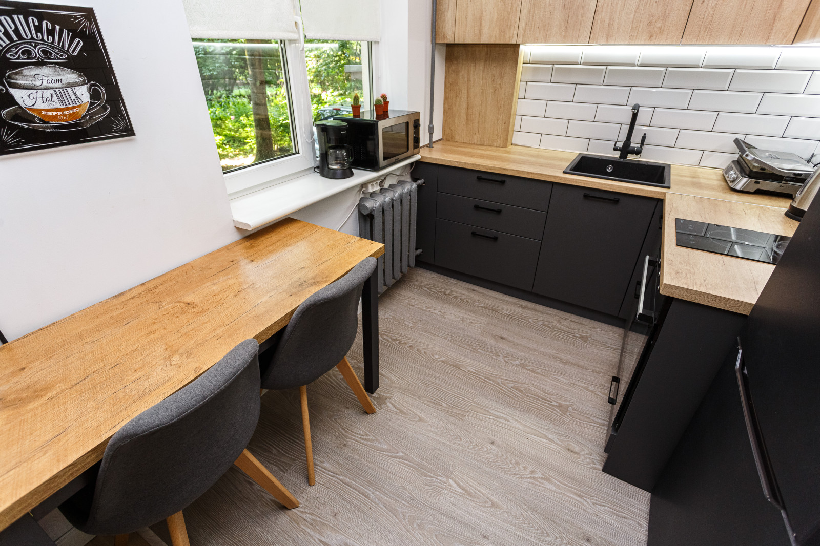 Кухня современная в двух цветах