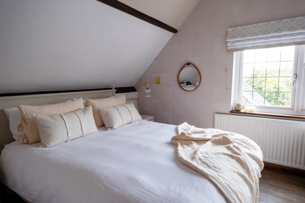 Kleines Skandinavisches Hauptschlafzimmer mit rosa Wandfarbe, braunem Holzboden und Tapetenwänden in Essex