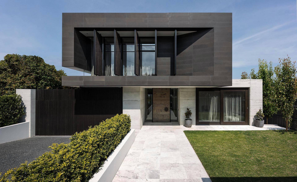 Стильный дизайн: большой, двухэтажный, черный частный загородный дом в стиле модернизм с комбинированной облицовкой, плоской крышей, металлической крышей, отделкой планкеном и входной группой - последний тренд