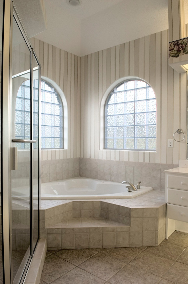 Inspiration för stora moderna beige en-suite badrum, med vita skåp, ett hörnbadkar, beige väggar, klinkergolv i keramik, beiget golv, dusch med gångjärnsdörr, släta luckor och bänkskiva i akrylsten