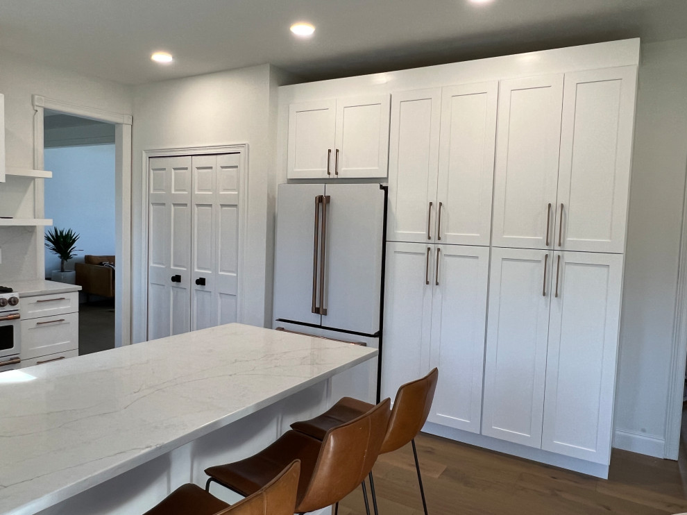 Design ideas for a mid-sized traditional u-shaped kitchen in Cleveland with shaker cabinets, white cabinets and quartz benchtops.