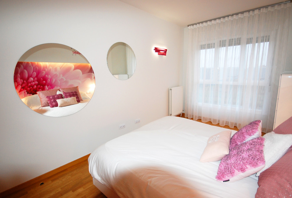 Imagen de dormitorio principal romántico de tamaño medio sin chimenea con paredes blancas y suelo de madera en tonos medios