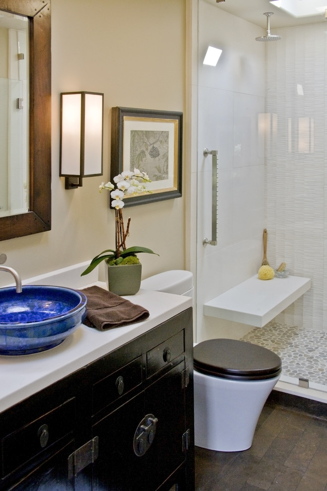 Design ideas for a traditional bathroom in Los Angeles with a vessel sink and a shower seat.