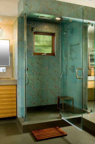 Photo of a contemporary bathroom in Los Angeles.