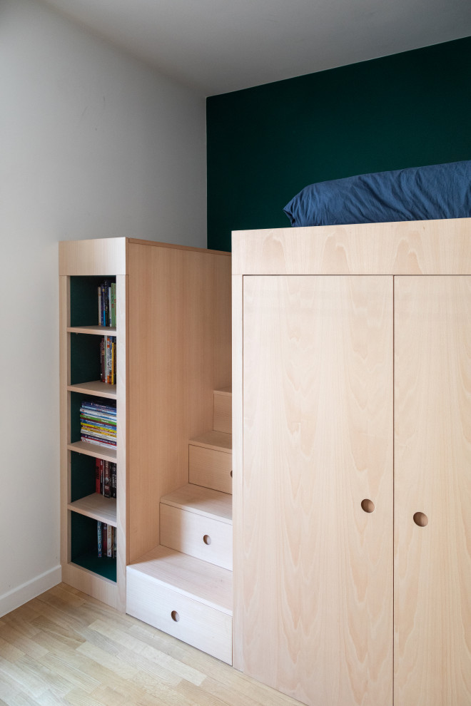 Inspiration pour une petite chambre d'enfant minimaliste avec un mur vert, parquet clair, un sol beige et un lit mezzanine.