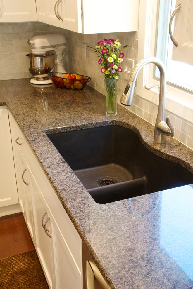 Example of a mid-sized transitional l-shaped dark wood floor eat-in kitchen design in Minneapolis with an undermount sink, shaker cabinets, white cabinets, quartzite countertops, gray backsplash, subway tile backsplash, stainless steel appliances, beige walls and an island