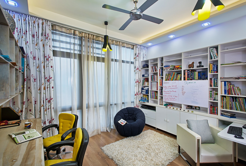 This is an example of a contemporary home office in Delhi.