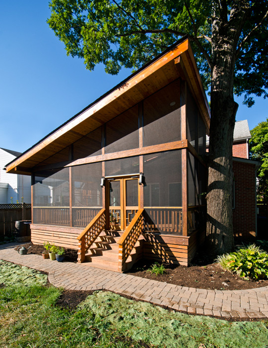 Aménagement d'un porche d'entrée de maison asiatique de taille moyenne avec une moustiquaire, une terrasse en bois et une extension de toiture.