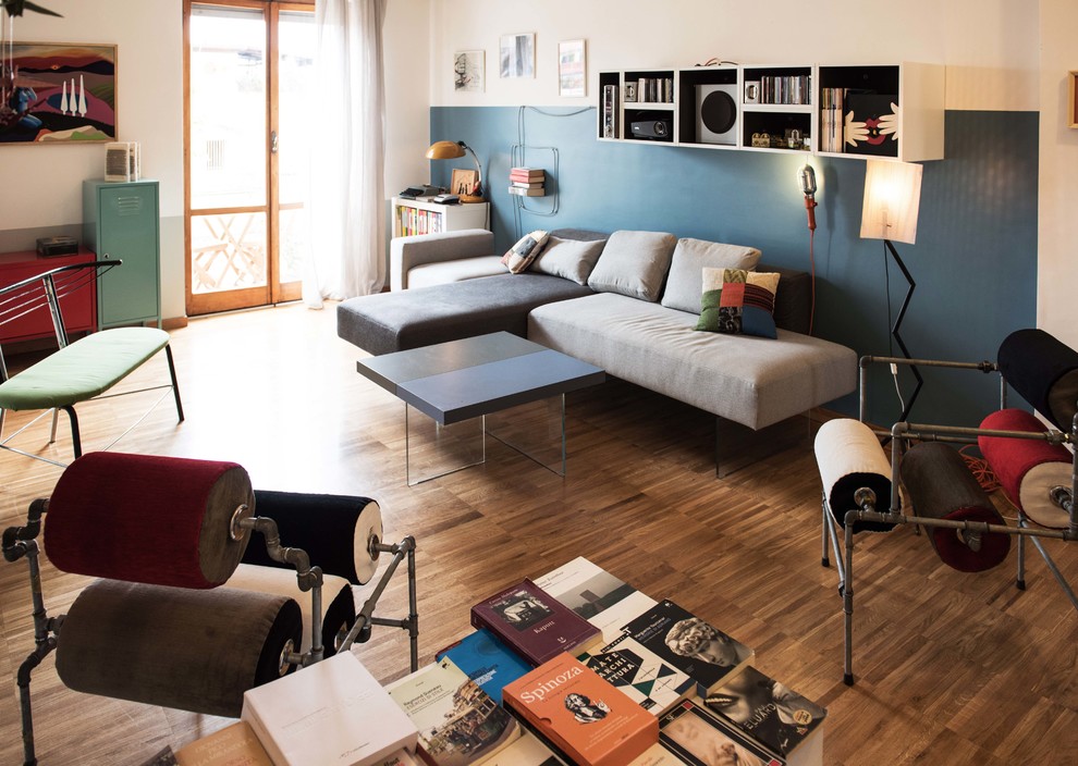 This is an example of an industrial living room in Naples.