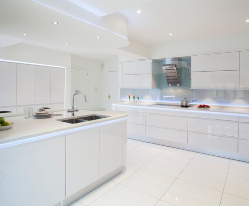 Stoneham Evolve Kitchen with Silestone Polar Cap white surfaces