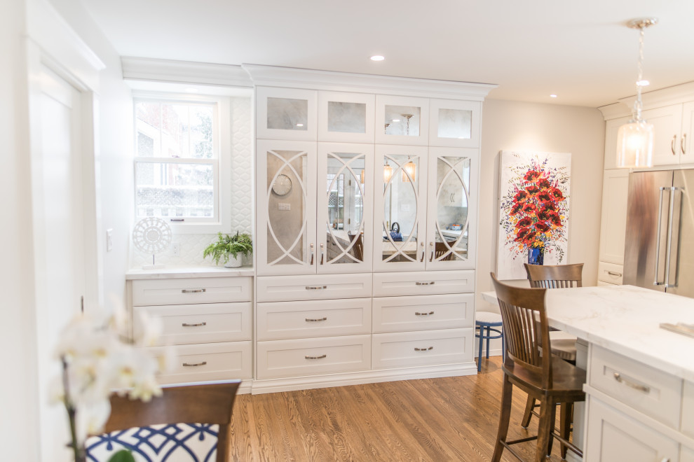Kitchen - transitional kitchen idea in Toronto