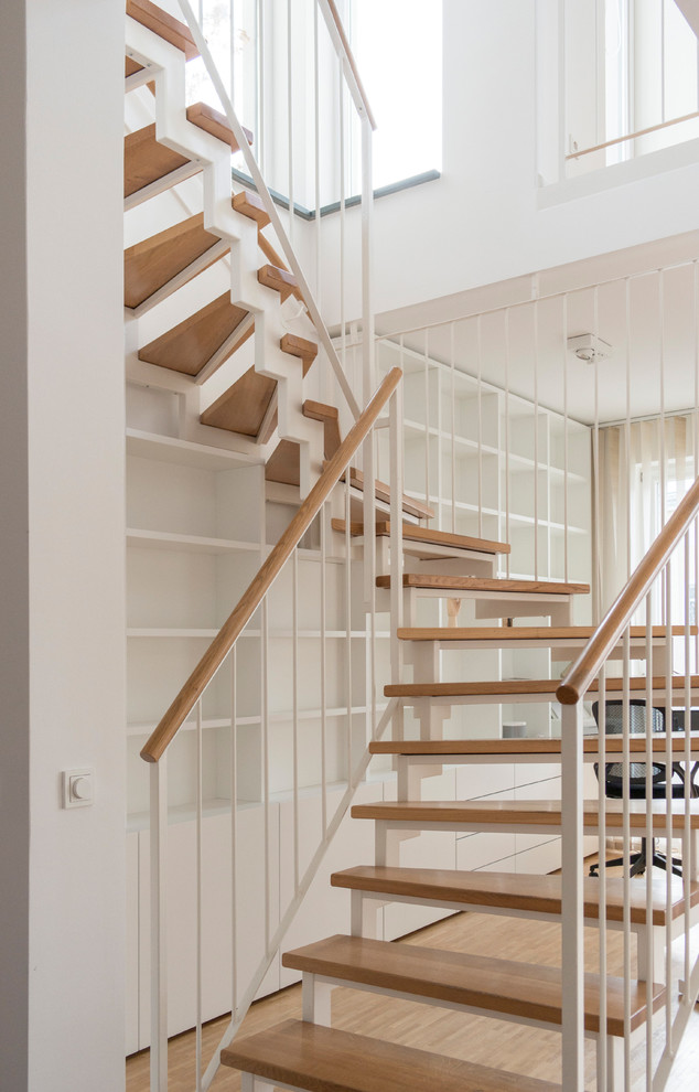 Gewendelte, Geräumige Moderne Treppe mit Metall-Setzstufen in Berlin