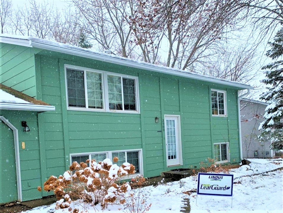 Imagen de fachada de casa verde actual de tamaño medio a niveles con tejado de teja de madera y tablilla