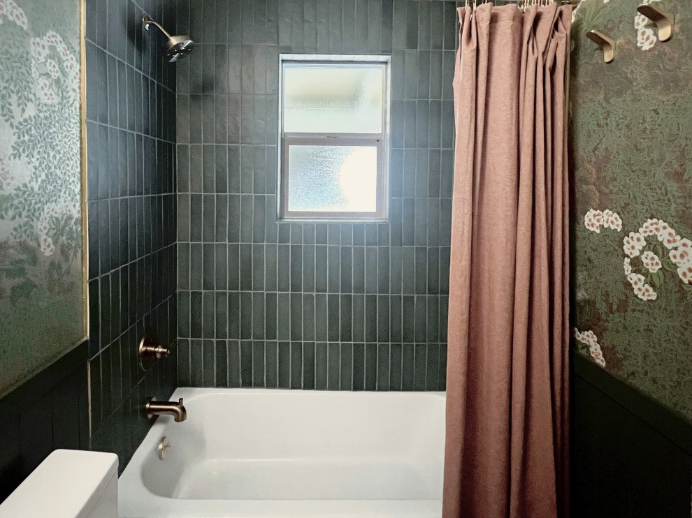 ポートランドにあるお手頃価格の小さなミッドセンチュリースタイルのおしゃれな子供用バスルーム (アルコーブ型浴槽、シャワー付き浴槽	、緑のタイル、セラミックタイル、緑の壁、シャワーカーテン、壁紙) の写真