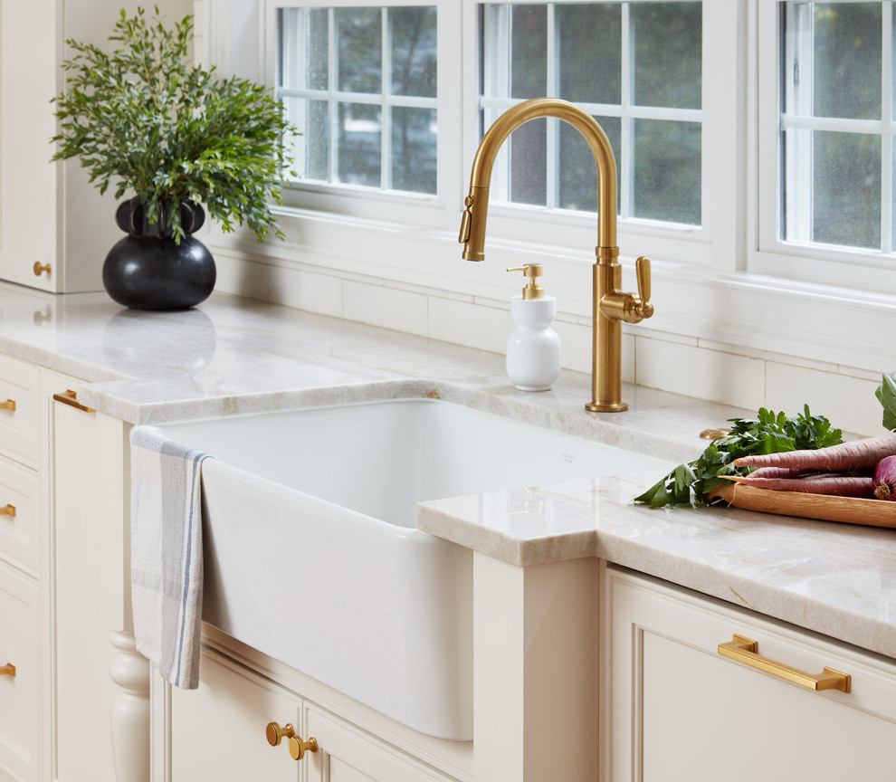 Transitional kitchen photo in Bridgeport