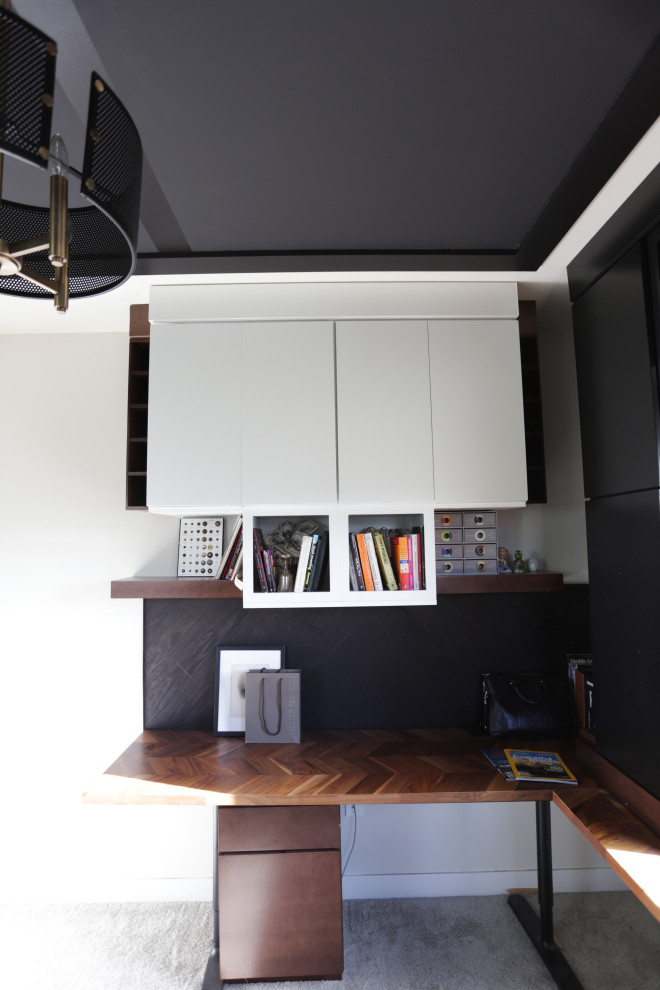 Foto på ett mellanstort lantligt arbetsrum, med vita väggar, heltäckningsmatta och beiget golv