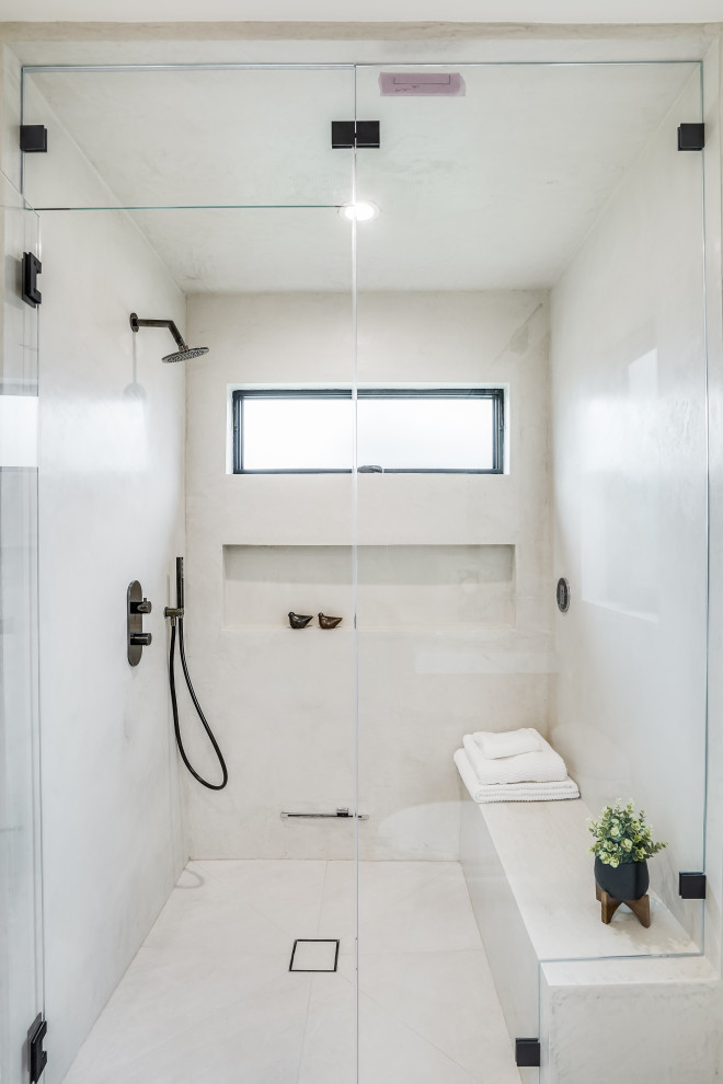Пример оригинального дизайна: ванная комната в стиле модернизм с плоскими фасадами, коричневыми фасадами, душем в нише, инсталляцией, черно-белой плиткой, белыми стенами, монолитной раковиной, столешницей из бетона, душем с распашными дверями, белой столешницей, тумбой под одну раковину и подвесной тумбой