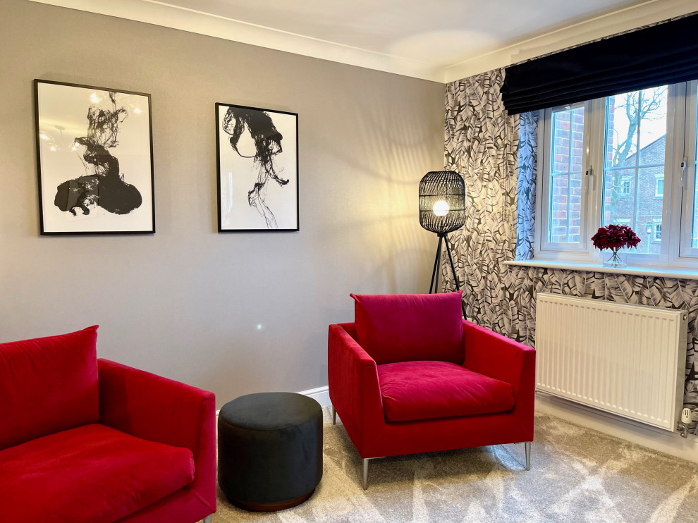 На фото: большая изолированная гостиная комната в стиле модернизм с серыми стенами, ковровым покрытием, отдельно стоящим телевизором, серым полом, обоями на стенах и акцентной стеной