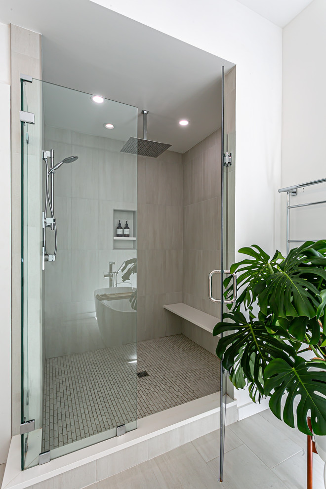 Idéer för stora funkis en-suite badrum, med släta luckor, skåp i ljust trä, ett fristående badkar, en dusch i en alkov, klinkergolv i porslin, grått golv och dusch med gångjärnsdörr