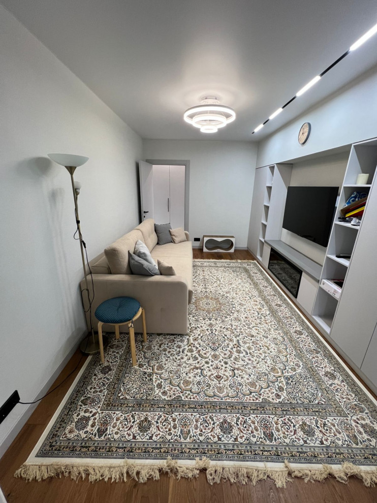 Свежая идея для дизайна: гостиная комната среднего размера в классическом стиле с серыми стенами, темным паркетным полом, телевизором на стене, коричневым полом и обоями на стенах - отличное фото интерьера