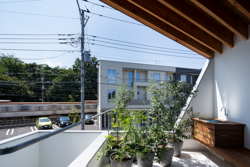 Inspiration för mellanstora moderna balkonger, med takförlängning och räcke i metall
