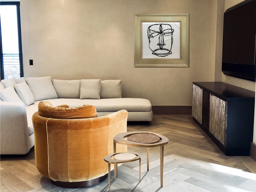 Cette photo montre un très grand salon moderne ouvert avec une salle de réception, un mur beige, un sol en bois brun, un téléviseur encastré, un sol multicolore et un plafond à caissons.