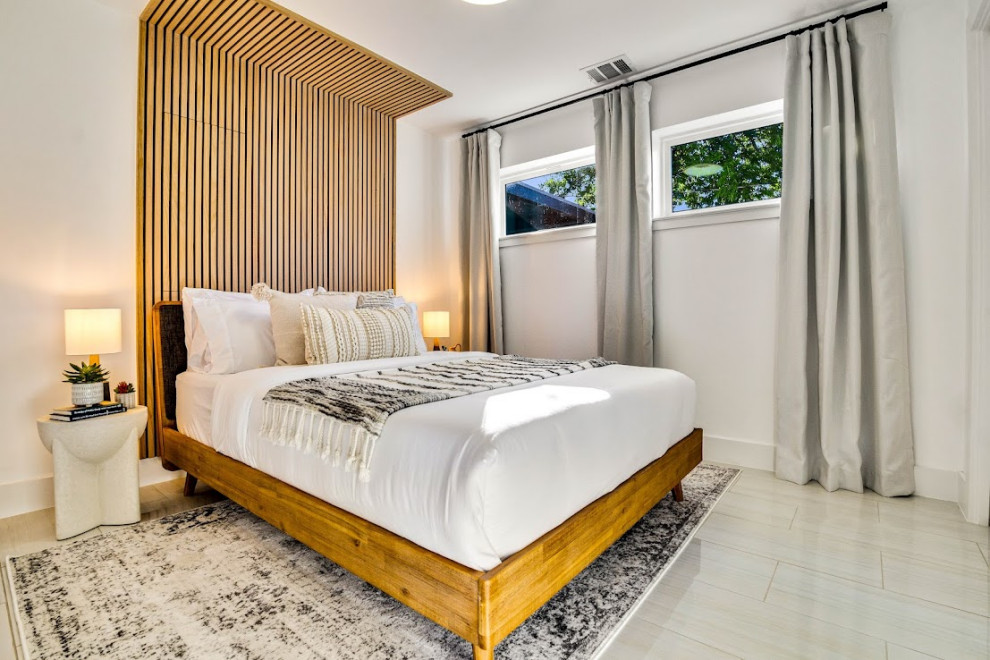 На фото: огромная гостевая спальня (комната для гостей) в современном стиле с коричневыми стенами, полом из керамической плитки, белым полом и панелями на части стены с