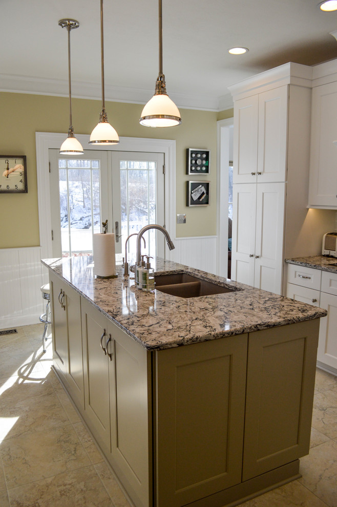 Photo of a mid-sized traditional u-shaped eat-in kitchen in Cleveland with an undermount sink, shaker cabinets, white cabinets, quartz benchtops, white splashback, subway tile splashback, stainless steel appliances, porcelain floors, with island, grey floor and multi-coloured benchtop.