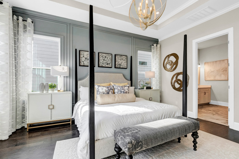 他の地域にある中くらいなトランジショナルスタイルのおしゃれな寝室 (青い壁、無垢フローリング、茶色い床、格子天井、パネル壁) のレイアウト