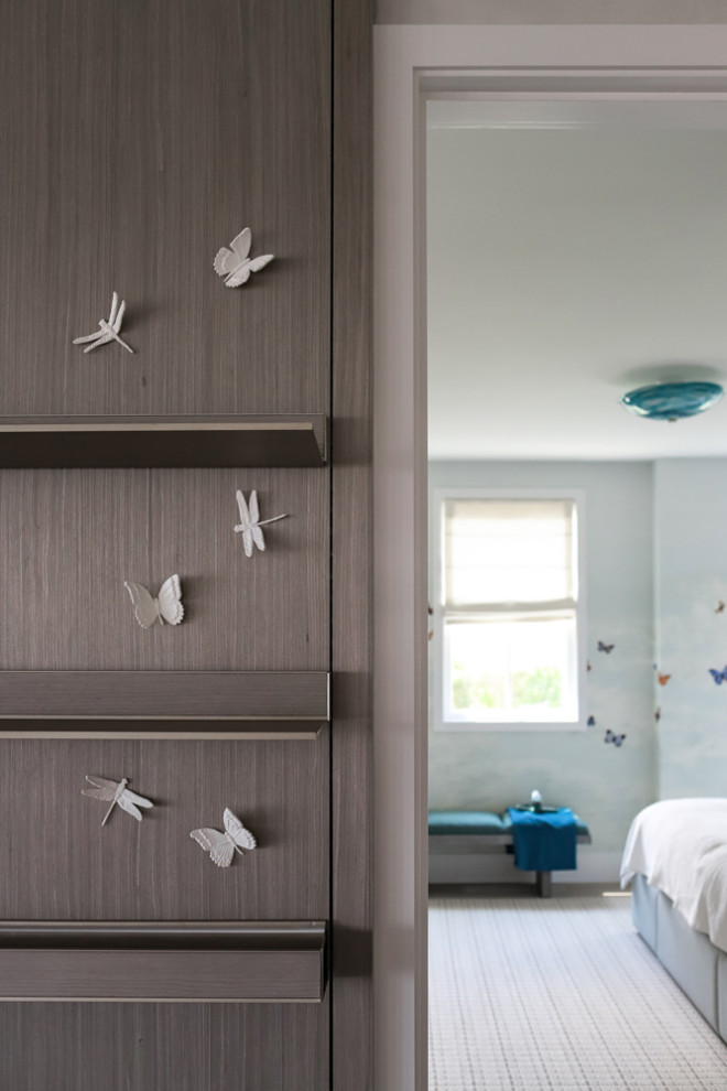 Inspiration pour une chambre marine de taille moyenne avec un sol en bois brun, un sol marron et du papier peint.