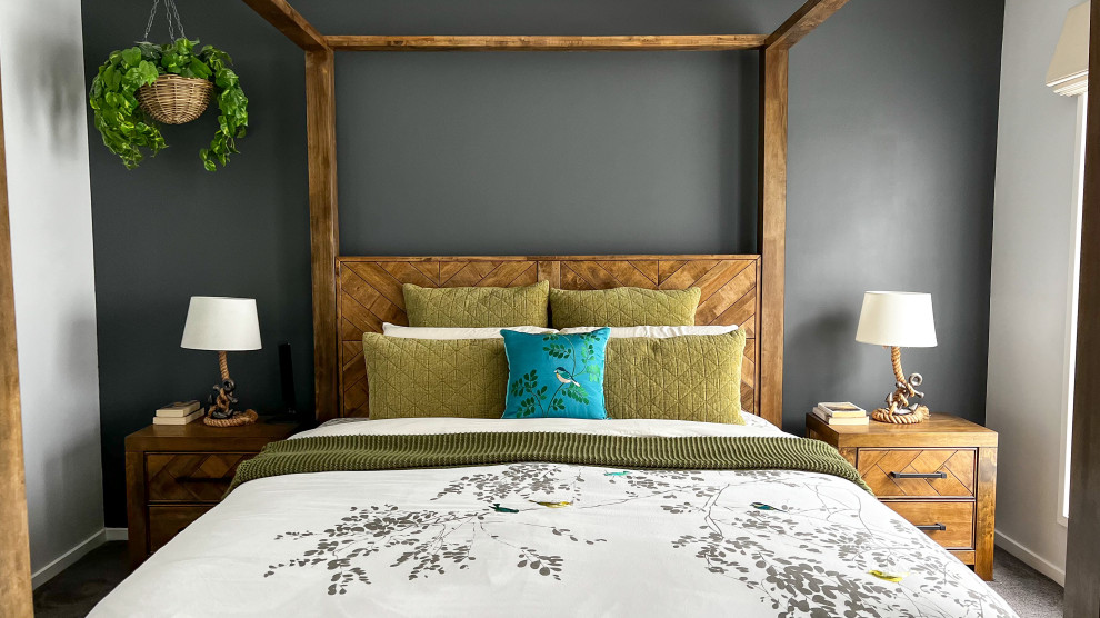 Свежая идея для дизайна: хозяйская спальня среднего размера в современном стиле с серыми стенами, ковровым покрытием и серым полом - отличное фото интерьера