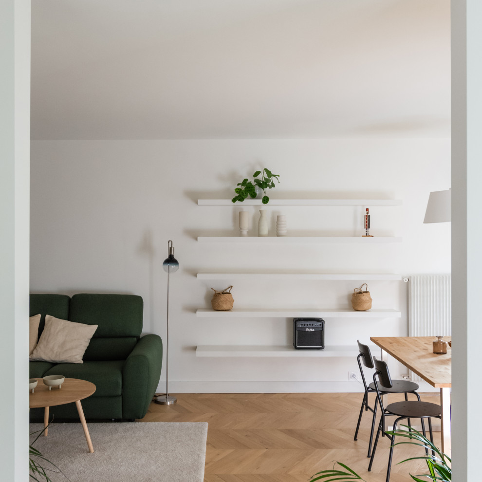 Foto di un grande soggiorno minimal aperto con pareti bianche e parquet chiaro
