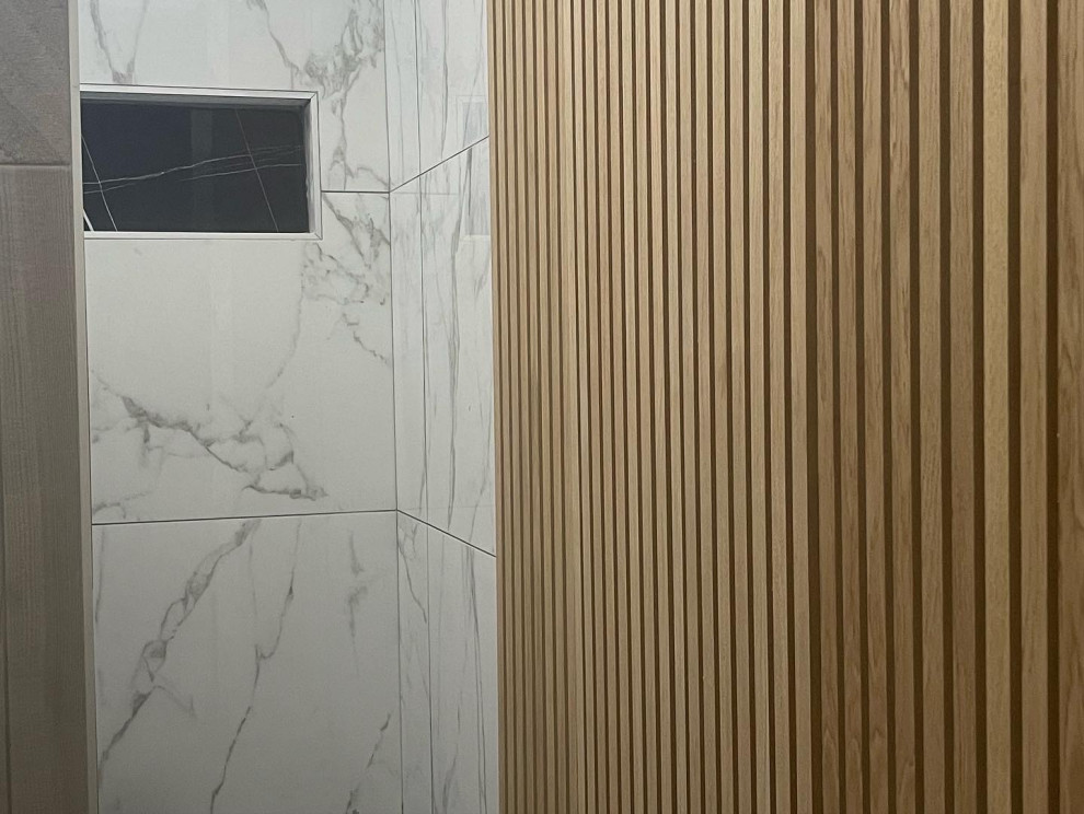 На фото: детская ванная комната среднего размера в стиле модернизм с открытыми фасадами, серыми фасадами, унитазом-моноблоком, черно-белой плиткой, керамогранитной плиткой, разноцветными стенами, полом из керамической плитки, настольной раковиной, столешницей из гранита, серым полом, черной столешницей, нишей, тумбой под одну раковину, подвесной тумбой, деревянным потолком и деревянными стенами с