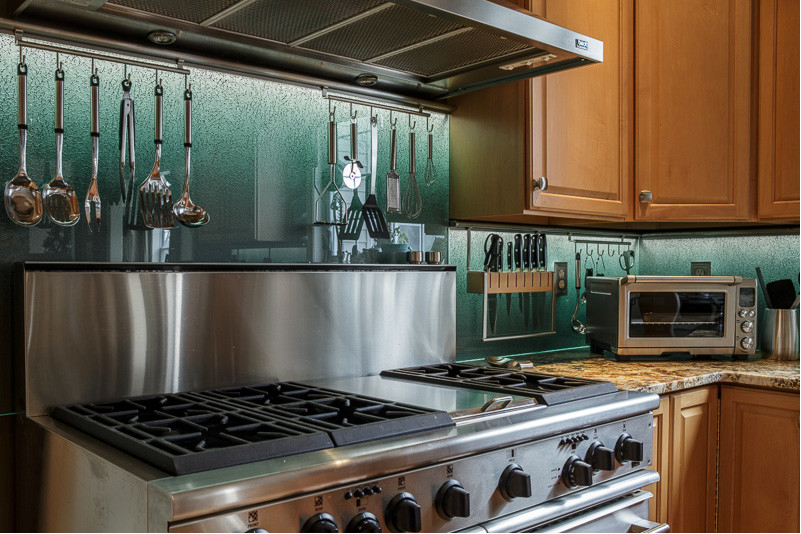 Kitchen - transitional kitchen idea in New York