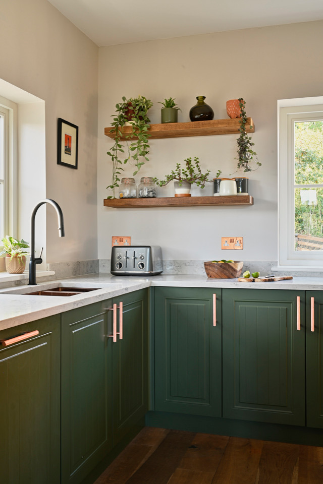 Ispirazione per una sala da pranzo aperta verso la cucina scandinava di medie dimensioni con pareti verdi, pavimento in legno massello medio e pavimento marrone