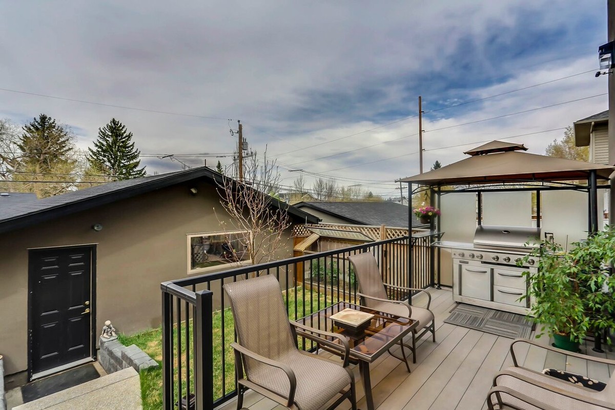 Mid-sized transitional backyard outdoor kitchen deck photo in Calgary