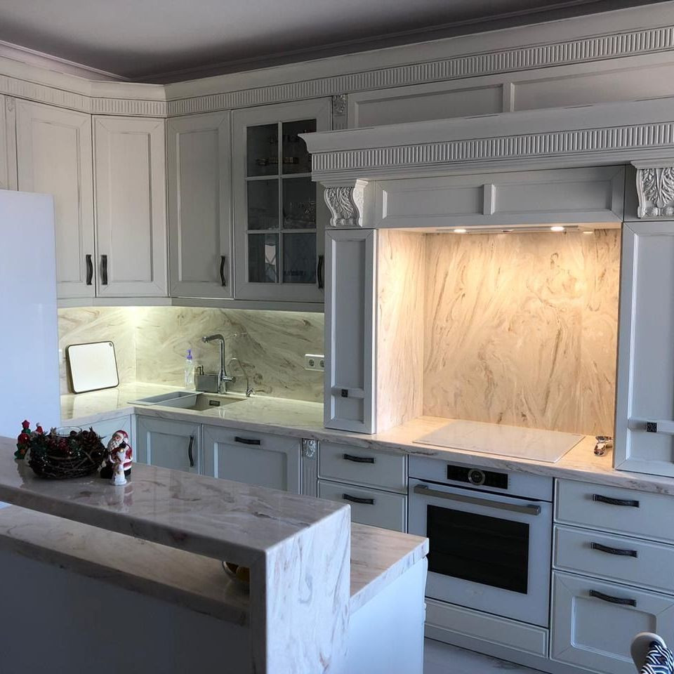 Белая кухня с "камином"