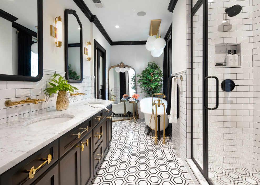Источник вдохновения для домашнего уюта: главная ванная комната среднего размера: освещение в стиле фьюжн с фасадами в стиле шейкер, черными фасадами, отдельно стоящей ванной, душем в нише, унитазом-моноблоком, белой плиткой, керамической плиткой, белыми стенами, мраморным полом, врезной раковиной, мраморной столешницей, разноцветным полом, душем с распашными дверями, белой столешницей, тумбой под две раковины и подвесной тумбой