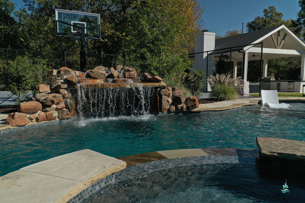 Idée de décoration pour une très grande piscine naturelle et arrière chalet sur mesure avec des solutions pour vis-à-vis et des pavés en pierre naturelle.