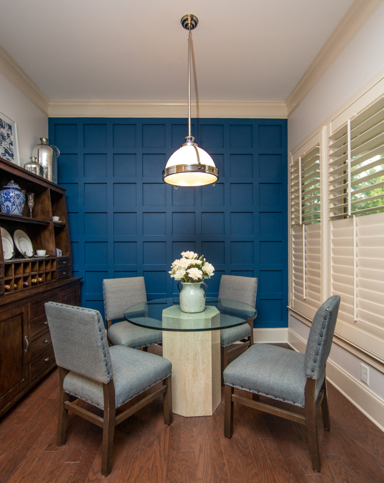Cette photo montre une salle à manger de taille moyenne avec une banquette d'angle, un mur bleu, parquet foncé et un sol marron.