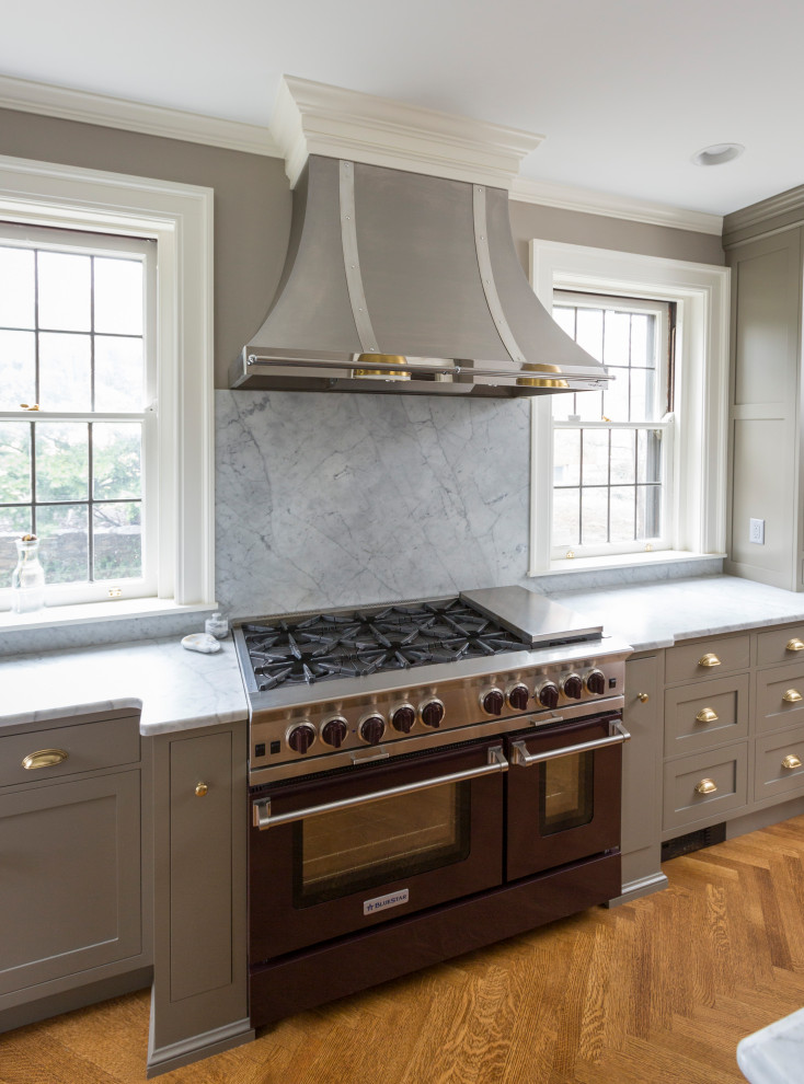 Kitchen - transitional kitchen idea in Cincinnati