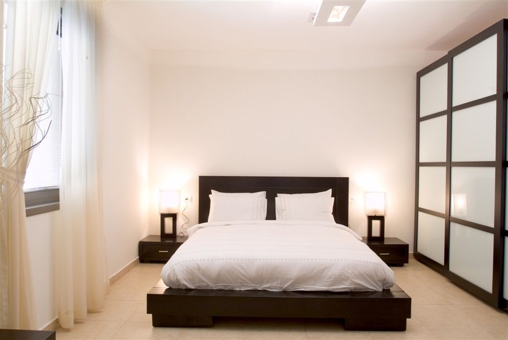 Photo of a contemporary bedroom in Tel Aviv.