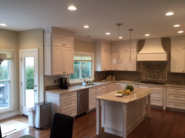 Example of a transitional kitchen design in Chicago
