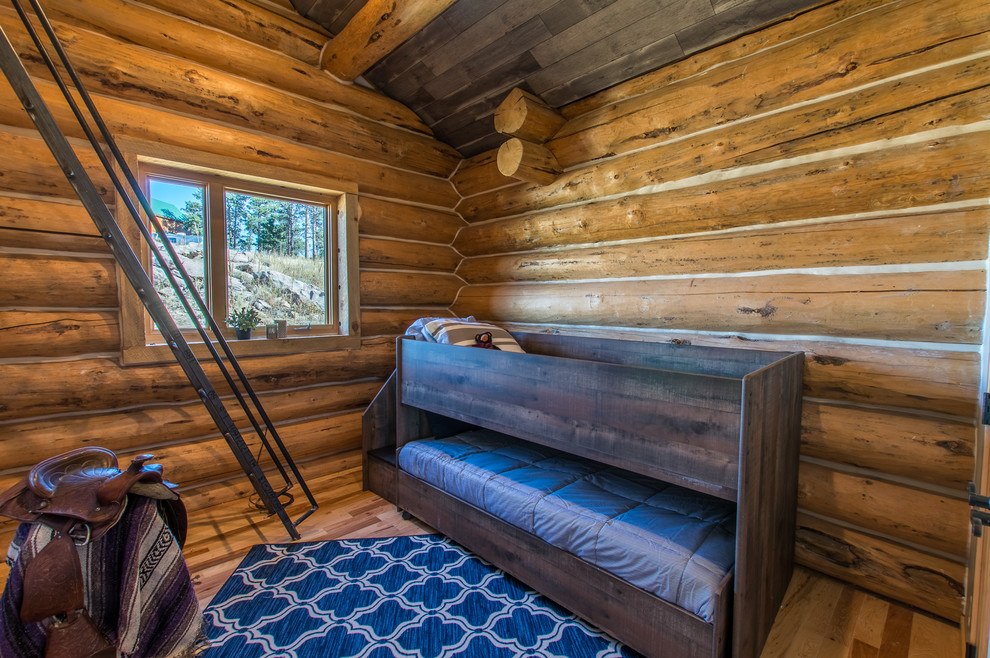 Example of a mountain style home design design in Denver